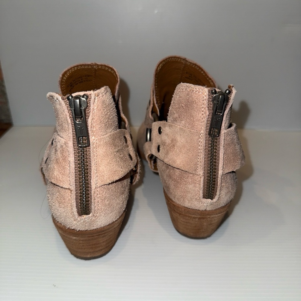 Womens Frye Beige Suede Ray Harness Casual Moto Ankle Boots Booties Size 8.5 M - Picture 5 of 7